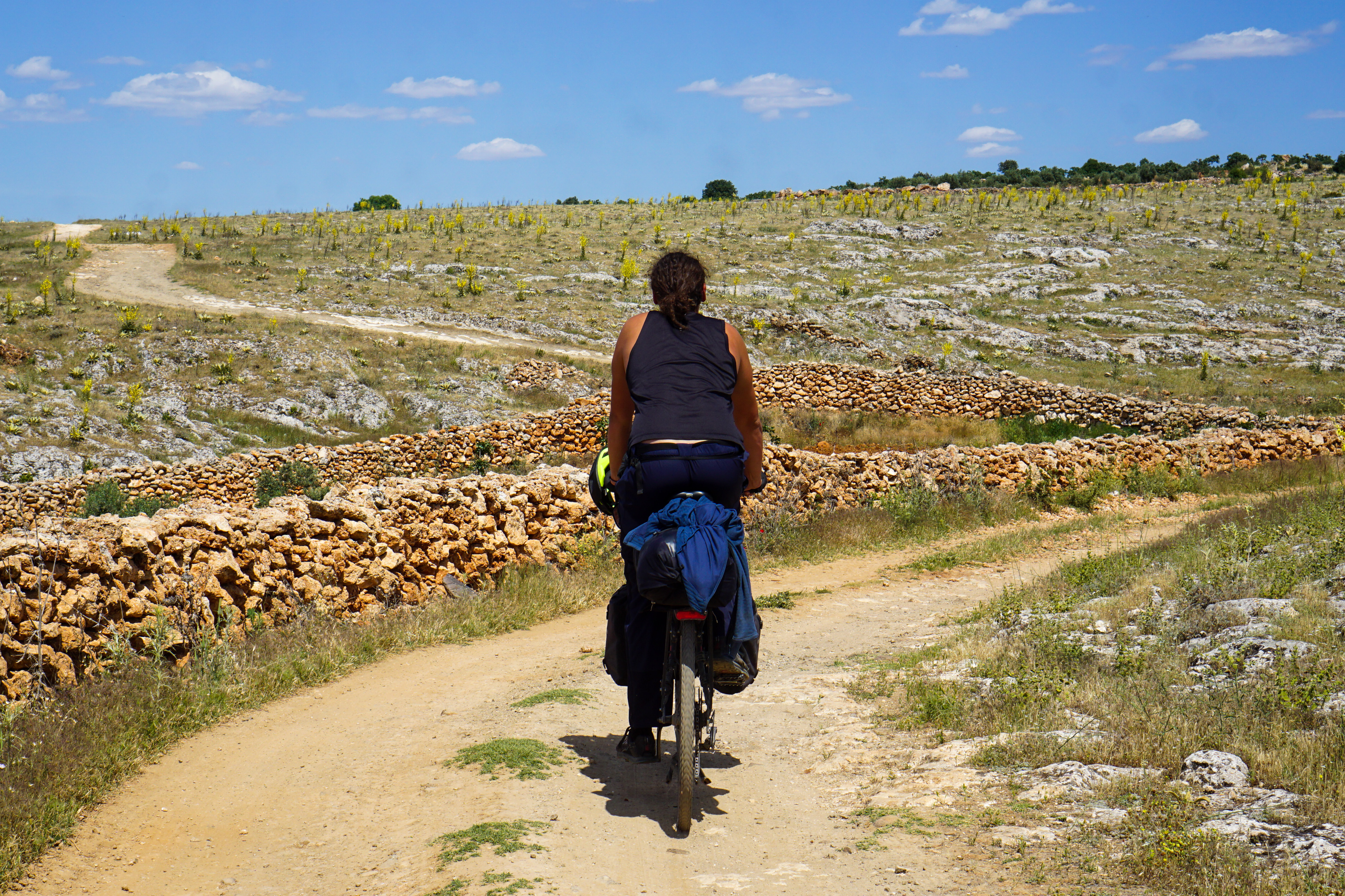 Bicicleta de viaje al pie de las grandes montañas